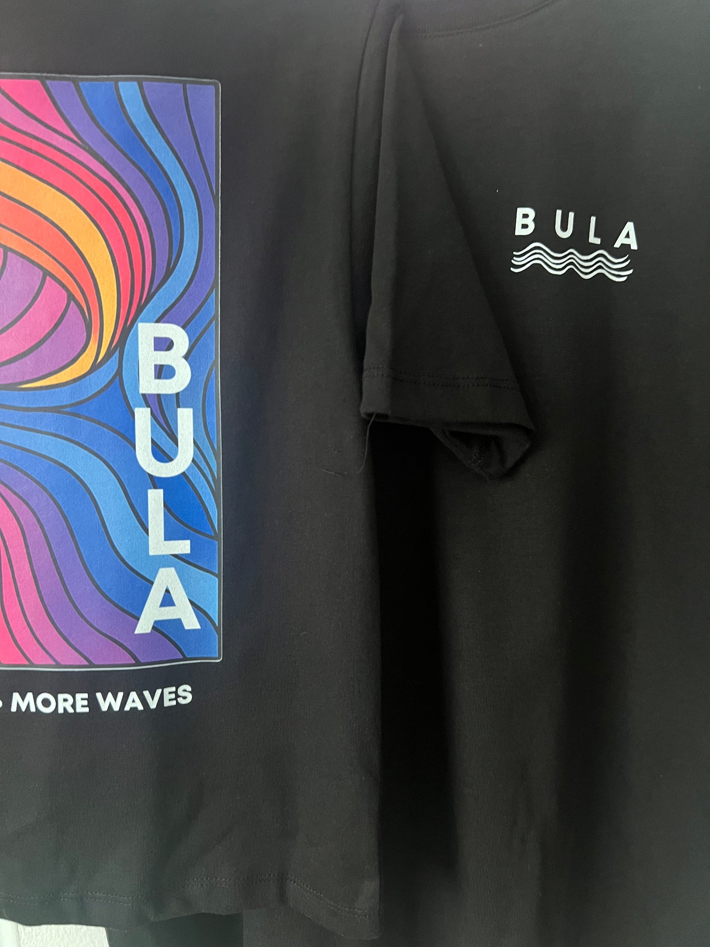 BULA “Less Talk • More Waves” 🌊

Este verano vístete de BUENA ENERGÍA con nuestra camiseta exclusiva BULA WAVES. Diseño vibrante inspirado en el movimiento de las olas y los colores del atardecer tropical, esta pieza combina comodidad y personalidad.