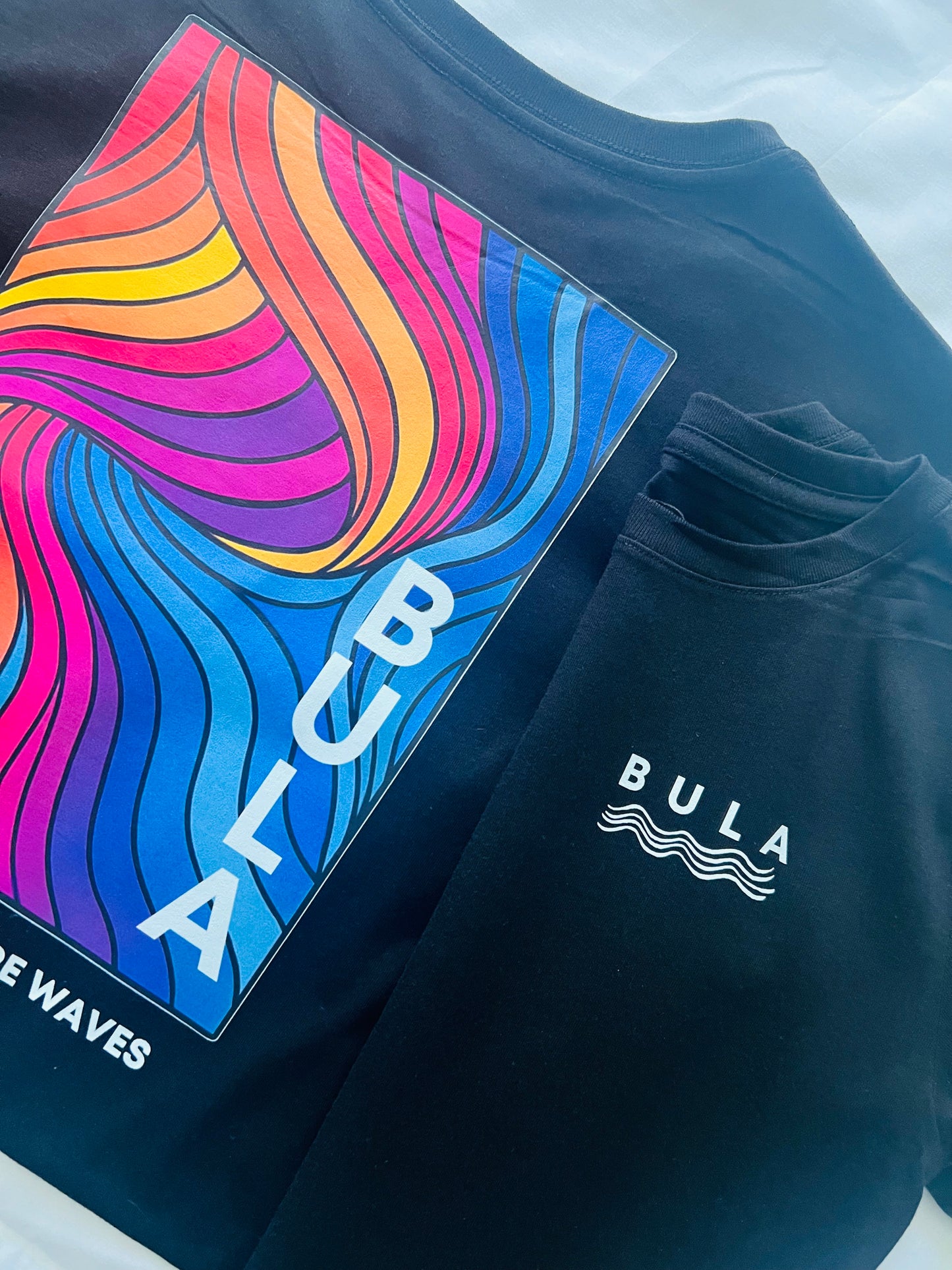 BULA “Less Talk • More Waves” 🌊

Este verano vístete de BUENA ENERGÍA con nuestra camiseta exclusiva BULA WAVES. Diseño vibrante inspirado en el movimiento de las olas y los colores del atardecer tropical, esta pieza combina comodidad y personalidad.