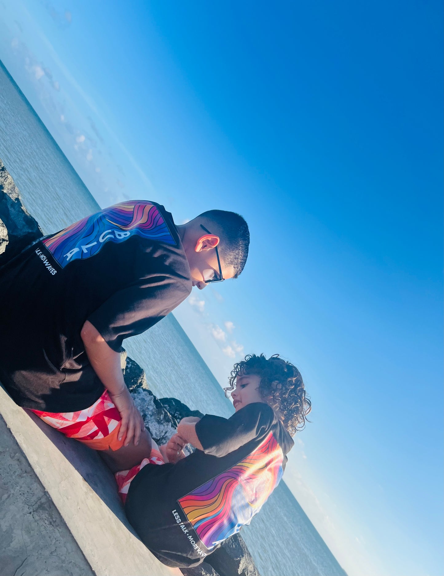 BULA “Less Talk • More Waves” 🌊

Este verano vístete de BUENA ENERGÍA con nuestra camiseta exclusiva BULA WAVES. Diseño vibrante inspirado en el movimiento de las olas y los colores del atardecer tropical, esta pieza combina comodidad y personalidad.