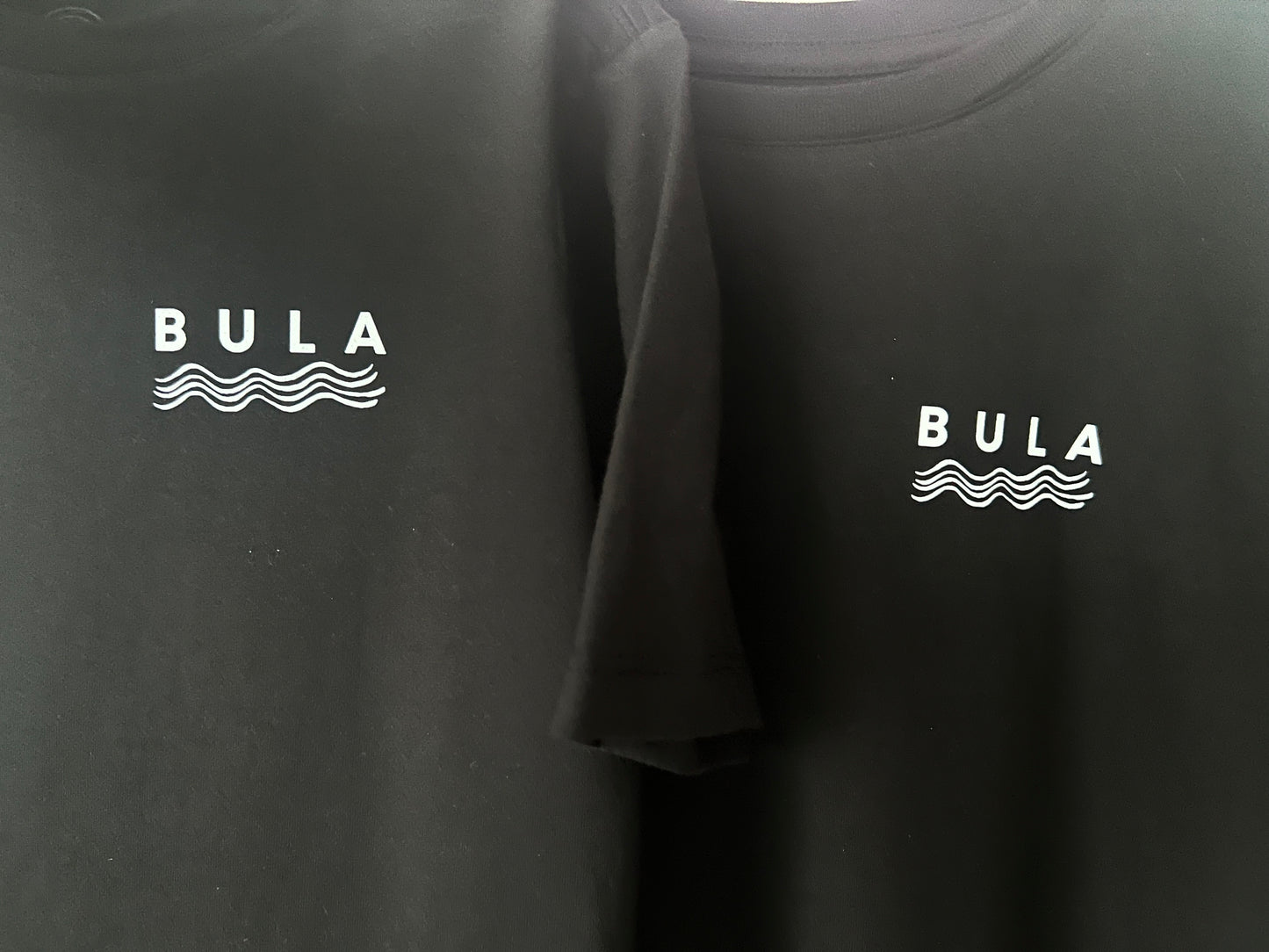 BULA “Less Talk • More Waves” 🌊

Este verano vístete de BUENA ENERGÍA con nuestra camiseta exclusiva BULA WAVES. Diseño vibrante inspirado en el movimiento de las olas y los colores del atardecer tropical, esta pieza combina comodidad y personalidad.