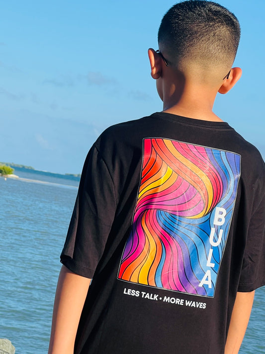 BULA “Less Talk • More Waves” 🌊

Este verano vístete de BUENA ENERGÍA con nuestra camiseta exclusiva BULA WAVES. Diseño vibrante inspirado en el movimiento de las olas y los colores del atardecer tropical, esta pieza combina comodidad y personalidad.